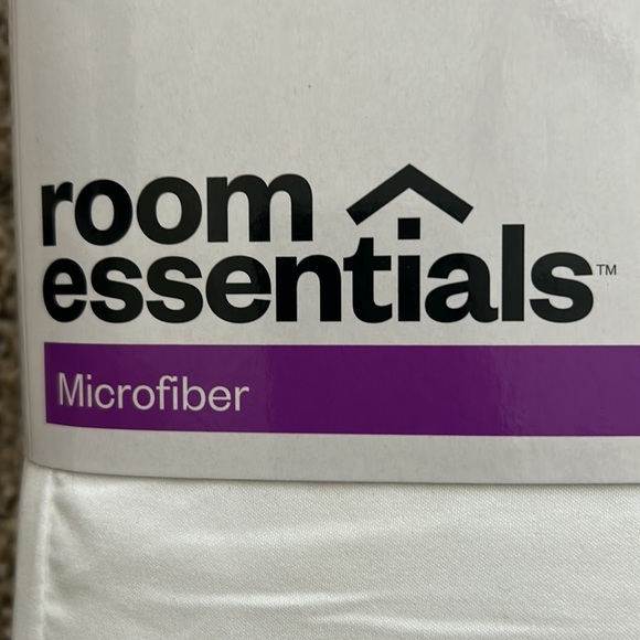Twin XL - Room Essentials - Microfiber - White sheet set. $20 New - Picture 3 of 11